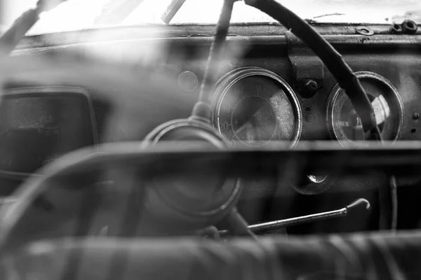 ヴィンテージカーのステアリングホイールとダッシュボード 古いみすぼらしい車のインテリア — ストック写真