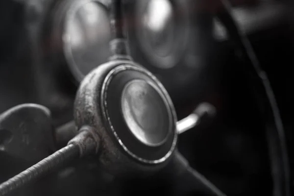 ヴィンテージカーのステアリングホイールとダッシュボード 古いみすぼらしい車のインテリア — ストック写真
