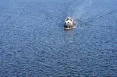 Büyük bir mavna kargo olmadan geniş sularda yüzüyor. Metin için yer