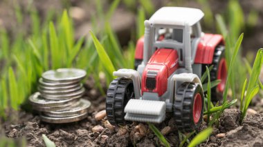 Buğday tarlasında tarım makineleri. Yeşil alanda traktör, para ve tahıl minyatürü. Tarım sektöründe iş ve finans