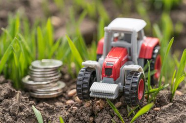 Buğday tarlasında tarım makineleri. Yeşil alanda traktör, para ve tahıl minyatürü. Tarım sektöründe iş ve finans