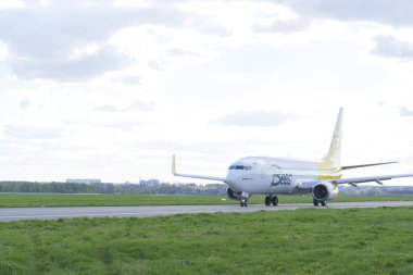 Kiev, Ukrayna - 1 Mayıs 2021: Bees Airbus Boeing 737, Kiev Uluslararası Havaalanı