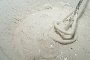 Alçı karışımını örüyorum. Boyama ve doldurma işi. Tadilat ve yenileme. Ev tadilatı. yakın plan