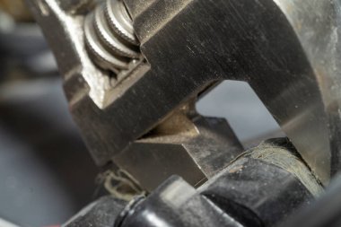 Tesisatçı boru tesisatını ingiliz anahtarıyla düzüyor. İletişim onarımı