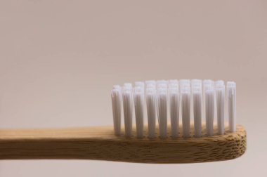 Atık olmadan çevre dostu ahşap diş fırçası. Çevre dostu diş temizleme ürünleri Doğal organik banyo kozmetik konsepti Düz döşeme, üst görünüm, kopyalama alanı