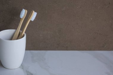 Atık olmadan çevre dostu ahşap diş fırçası. Çevre dostu diş temizleme ürünleri Doğal organik banyo kozmetik konsepti Düz döşeme, üst görünüm, kopyalama alanı