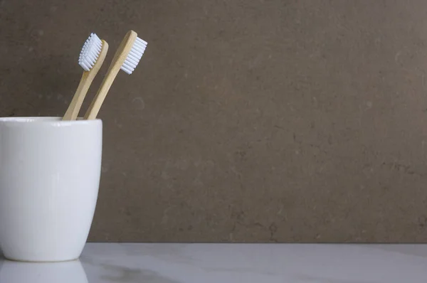 Atık olmadan çevre dostu ahşap diş fırçası. Çevre dostu diş temizleme ürünleri Doğal organik banyo kozmetik konsepti Düz döşeme, üst görünüm, kopyalama alanı