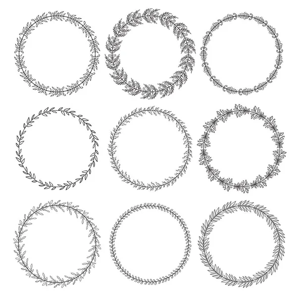 Arka planda izole edilmiş dekoratif çerçeveler çizilmiş. Çiçekli yuvarlak çerçeveler. El çizimi çiçek tasarımı elementleri. Eski çerçeveler ayarlandı.
