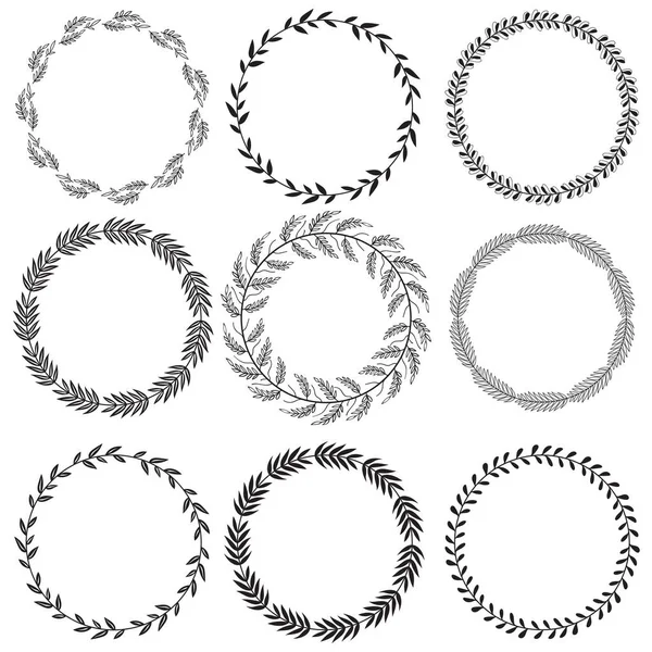 Arka planda izole edilmiş vektör el dekoratif çelenkler. Çiçekli yuvarlak çerçeveler. El çizimi çiçek tasarımı elementleri. Eski çerçeveler ayarlandı. 