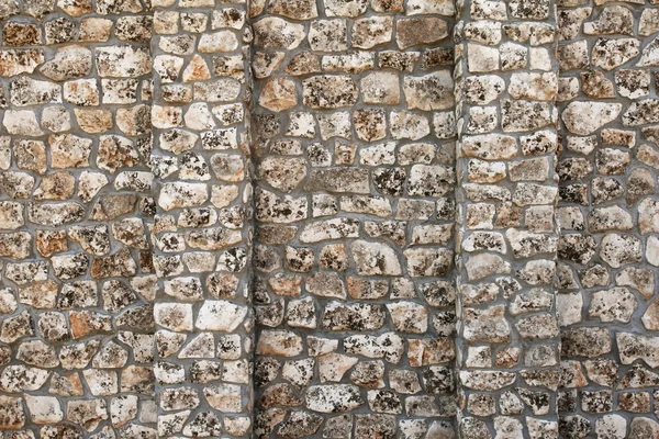 Gamla väggen med många små och stora stenar — Stockfoto