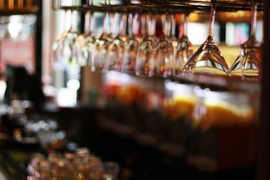 Bir barda cam eşyalar.