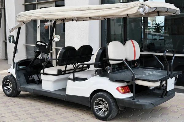 Elektro Buggy Der Nähe Von Hotelgebäuden Weißer Golfwagen Mit Rücksitzen — Stockfoto