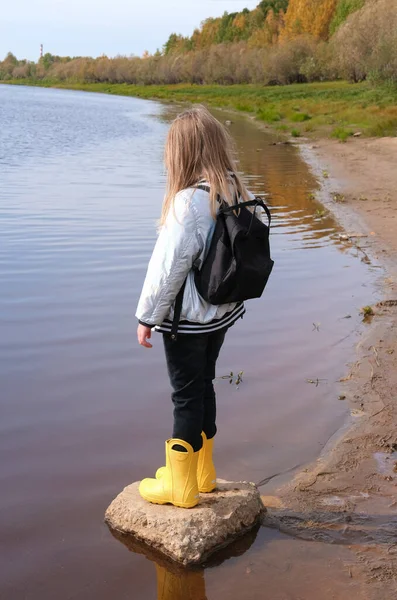 Chica Para Una Piedra Mirando Water Back Vista Niña Irreconocible — Foto de Stock