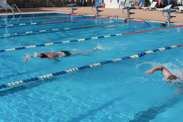 Père Fils Méconnaissables Nageant Dans Piscine Sportive Extérieure Style Nage — Photo