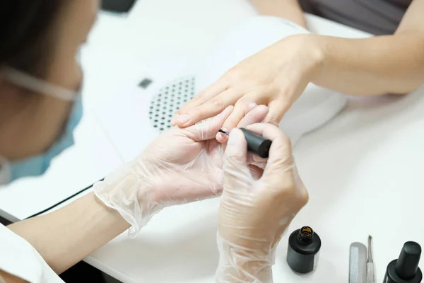 Manicure Aplicando Óleo Hidratante Nas Unhas Dos Dedos Para Cuidado — Fotografia de Stock