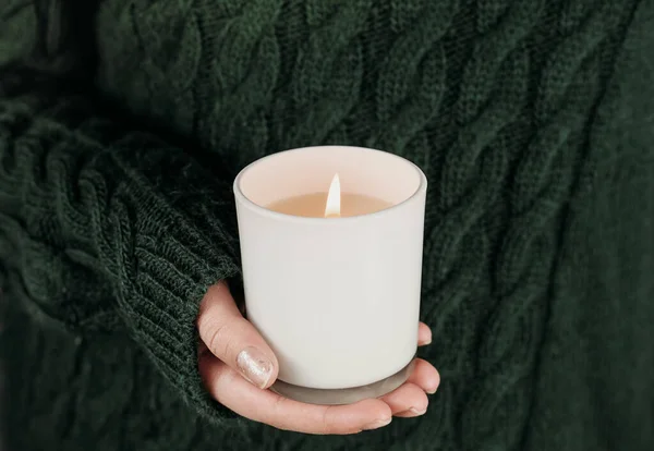 女手拿着白豆蜡烛 穿着绿色毛衣拿着燃烧的蜡烛的少女 假期的概念 精神经验和内心的平静 选择性重点 — 图库照片