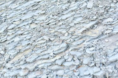 Taş dokusu arka planı. Dağ tepesindeki doğal taşlar. Rüzgar ve sudan zarar gören gri taşlar.