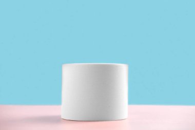 Ürün sergisi için arka planı podyumla düzenleyin. ürün standı mavi ve pembe arkaplandaki en küçük slyle.