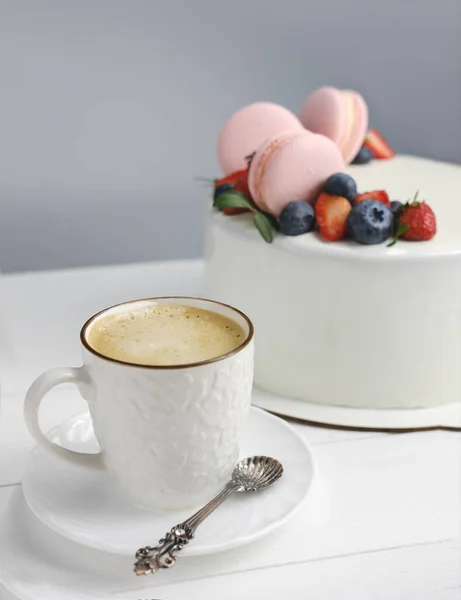 Ochtends Koffiekop Cake Met Makarons Bessen Goedemorgen Concept Inhoud Blogger — Stockfoto