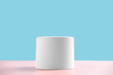 Ürün sergisi için arka planı podyumla düzenleyin. ürün standı mavi ve pembe arkaplandaki en küçük slyle.