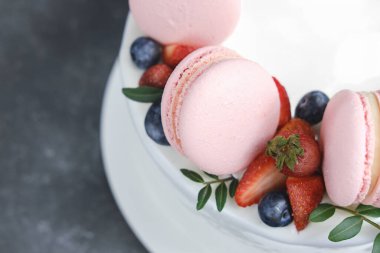 Fransız kurabiyeleriyle süslenmiş beyaz pasta manzarası. metin için boşluk kopyala. Ev yapımı kek, pasta konsepti. seçici odak