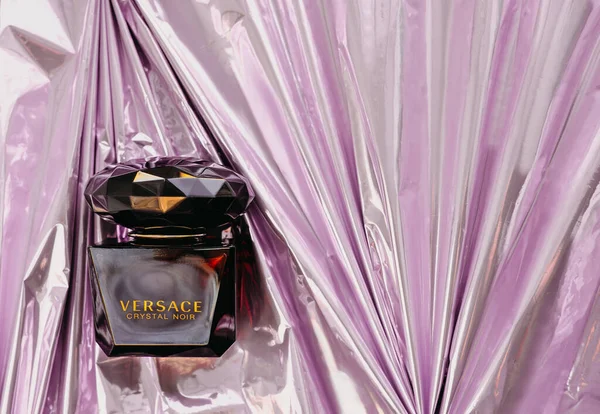 Versace cristal negro, botella de perfume de las mujeres —  Fotos de Stock