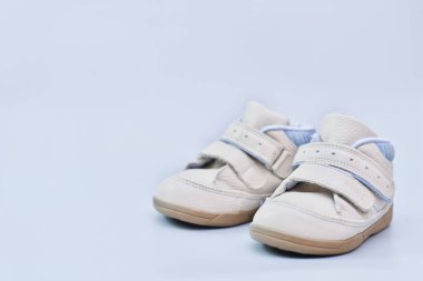 bebek deri botlar mavi arka planda.