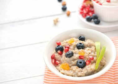 Bir kase yulaf lapası, nar ve yaban mersini. 