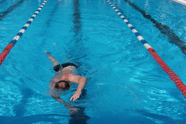 Mężczyzna Średnim Wieku Pływanie Basenie Świeżym Powietrzu Aktywny Tryb Życia — Zdjęcie stockowe