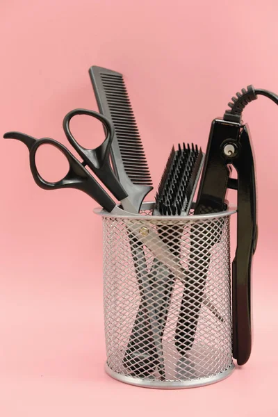 Herramientas de peluquero en una cesta. Tijeras, cepillo, peine. rizador, — Foto de Stock