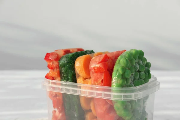 Mrożone Warzywa Plastikowym Pojemniku Zbieranie Konserwowanie Warzyw Witaminowych Zimę Zamrożone — Zdjęcie stockowe