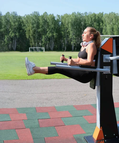 Siyah Kıyafetli Spor Salonunda Egzersiz Yapan Formalı Bir Kadın Karın — Stok fotoğraf