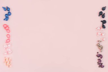 Pembe arka planda çeşitli kolajen ve peptid kapsülleri var. Cilt bakımı ve güzellik için kapsüllerdeki kozmetik ürünler. metin için boşluk kopyala.