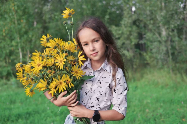 Klein Meisje Met Een Boeket Topinambur Bloemen Felgele Bloemen Handen — Stockfoto