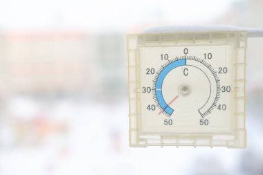 Açık hava termometresi aşırı derecede soğuk olduğunu gösteriyor. Sibirya 'da kış soğuk havası. Selsius ölçeği. kopyalama alanı. Sıfırın altında 45 derece. Hava tahmini. iklim değişikliği.