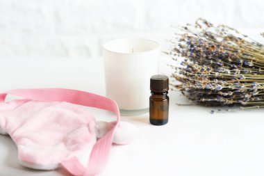 Doğal rahatlama ve iyi uyku asistanları. Uyku maskesi, kokulu mum ve lavanta yağı. Uyumadan önce dinlenmenin doğal bir yolu.. 