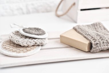 Doğal eko deri dökücü yüz mermileri. Keten pamuk ve yosundan yapılmış süngerler. DIY sabun koruyucu ve el yapımı doğal sabun. yeniden kullanılabilir temizlik aksesuarları. 