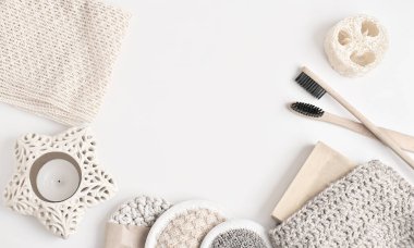 Sürdürülebilir banyo aksesuarlarının üst görüntüsü. metin için boşluk kopyala. yüz temizleyiciler ve yosun ve ketenden yapılmış havluyla. Kokulu mum. Çevre dostu güzellik bakımı.