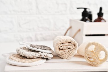 Doğal ayrıştırılabilir yüz temizleme araçları. Banyo aksesuarları ve kozmetik ürünleri. eko yaşam tarzı. 