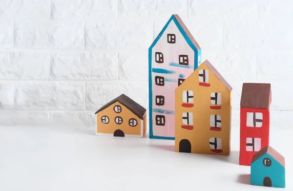 Casas Madeira Pintadas Mão Uma Mesa Cidade Brinquedos Coloridos Conceito — Fotografia de Stock