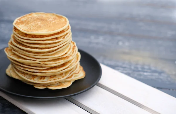 Pila Panqueques Americanos Clásicos Estante Madera Desayuno Familiar Tradicional Tortitas — Foto de Stock