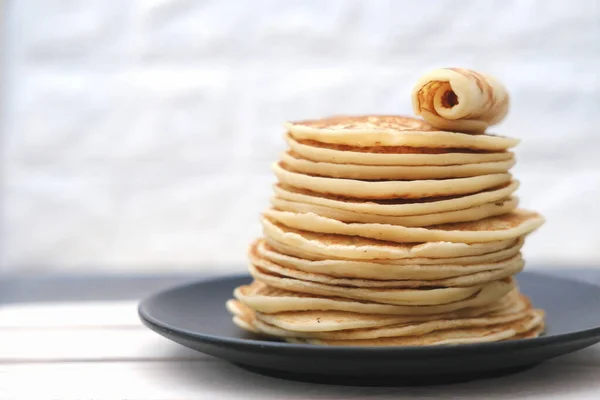 Pila Panqueques Americanos Clásicos Estante Madera Desayuno Familiar Tradicional Tortitas — Foto de Stock