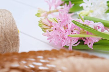 Kabartma kağıdı ve sümbül çiçeği, bahar blogcusu içeriği. Çiçekçi çalışma yeri.