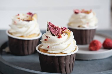 Ev yapımı krem peynirli kapkekleri ve kuru incir süslemelerini yakından izleyin. Seçici odaklanma. yaz partisi menüsü