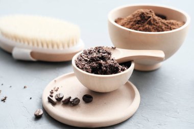 Ev yapımı kahve vücut fırçası, kase, kahve ve vücut fırçası. Selülit savaşı için şeker parlatıcı maske. El yapımı kozmetik