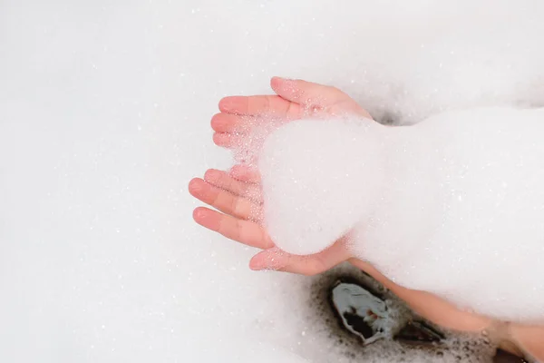 Les Mains Bébé Tenant Mousse Bain Fille Amuser Dans Salle — Photo