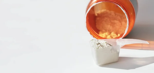 Σέσουλα Πρωτεΐνης Ορού Γάλακτος Και Βάζο Σκόνη Πρωτεΐνης Βανίλια Αρωματισμένο — Φωτογραφία Αρχείου