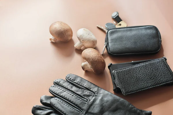 Pilze und Handschuhe, Handytasche und Schlüsselanhänger auf beigem Hintergrund. Myzel-Leder, veganes Lederkonzept. Alternative Pflanzenfaser — Stockfoto