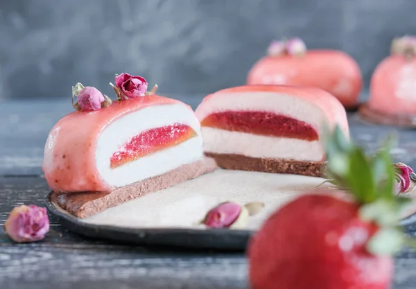 Mini Bolos Souffle Com Vidros Morango Baga Mousse Trata Decorado — Fotografia de Stock