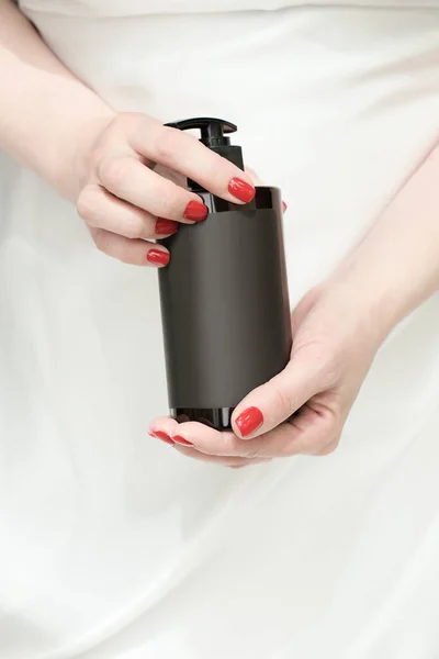 Kvinnliga Händer Som Håller Flaska Kosmetisk Produkt Eller Flytande Tvål — Stockfoto